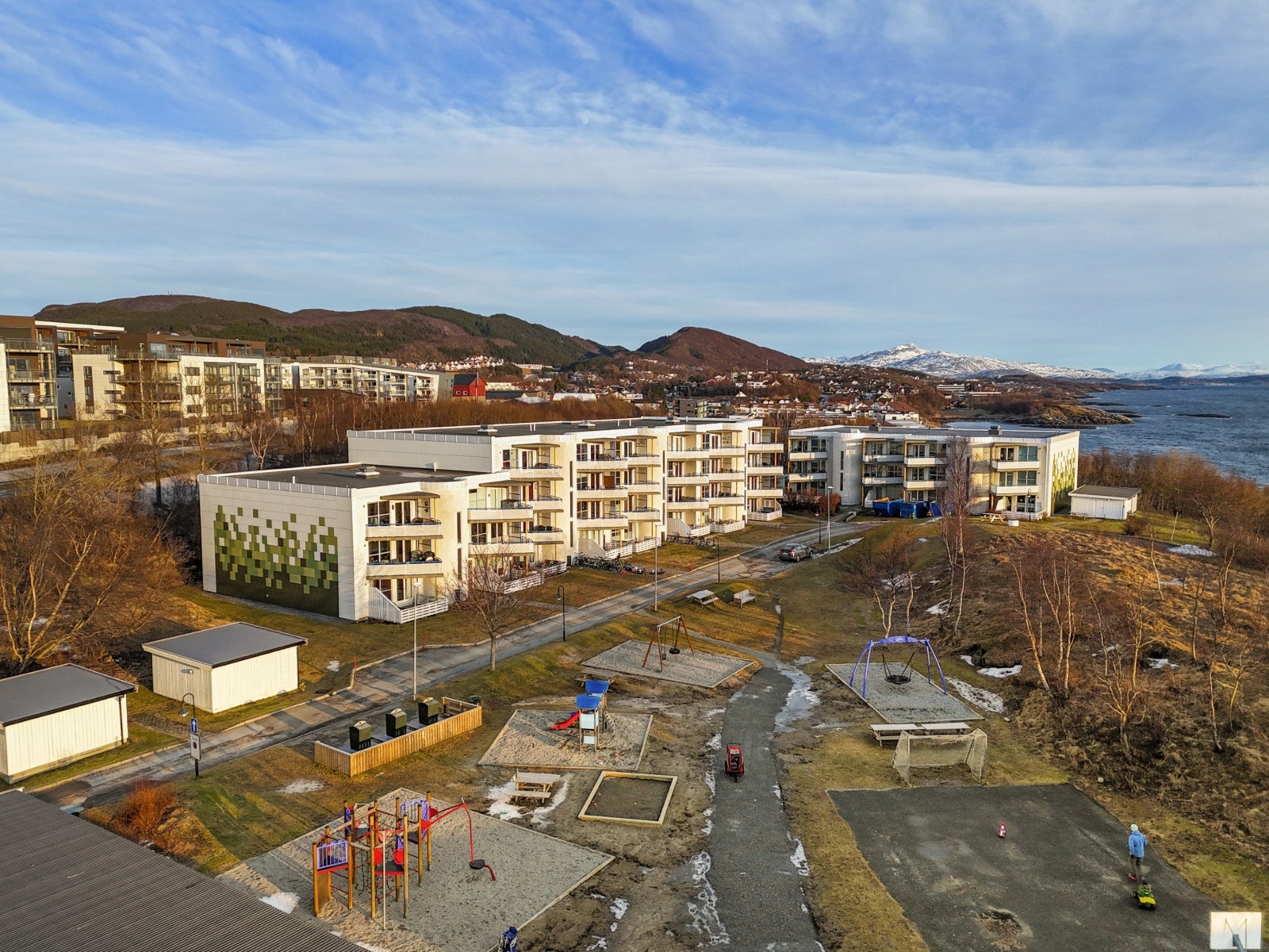 Det er et godt utvalg av dagligvarebutikker i området. Med gangavstand til både Coop Extra og Rema1000 kan du lett foreta dagligvarehandelen. Førstnevnte er forøvrig søndagsåpent og har post i butikk. Galleribilde