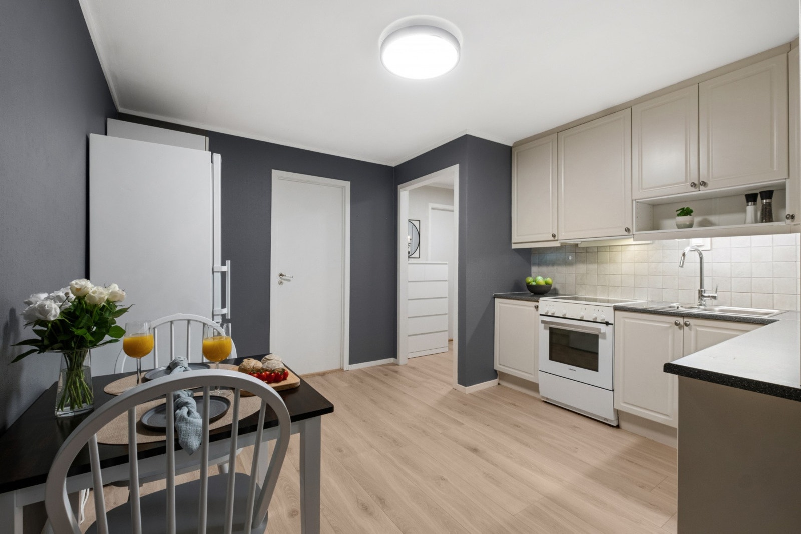 Opplegg for oppvaskmaskin. Nyere laminat gulv. Galleribilde