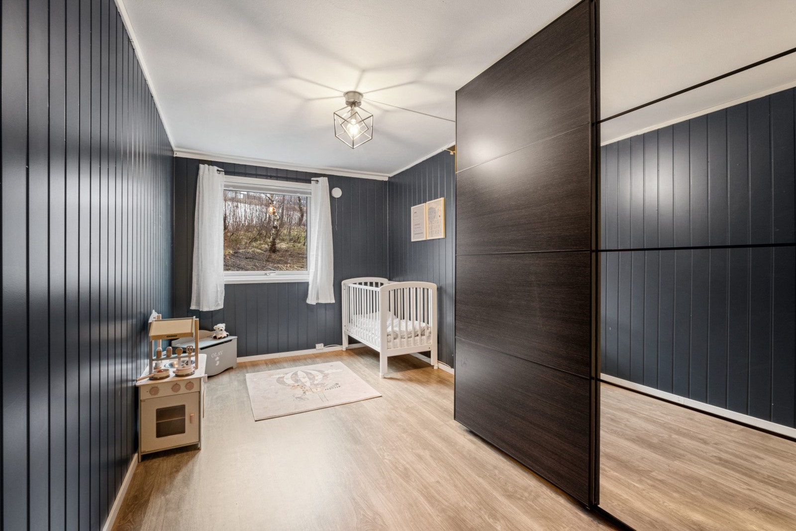 Soverom 2 - Det er garderobeskap på soverommene og ellers lagringsplass i en skyvedørsgarderobe i entreen og i en innvendig bod. Galleribilde