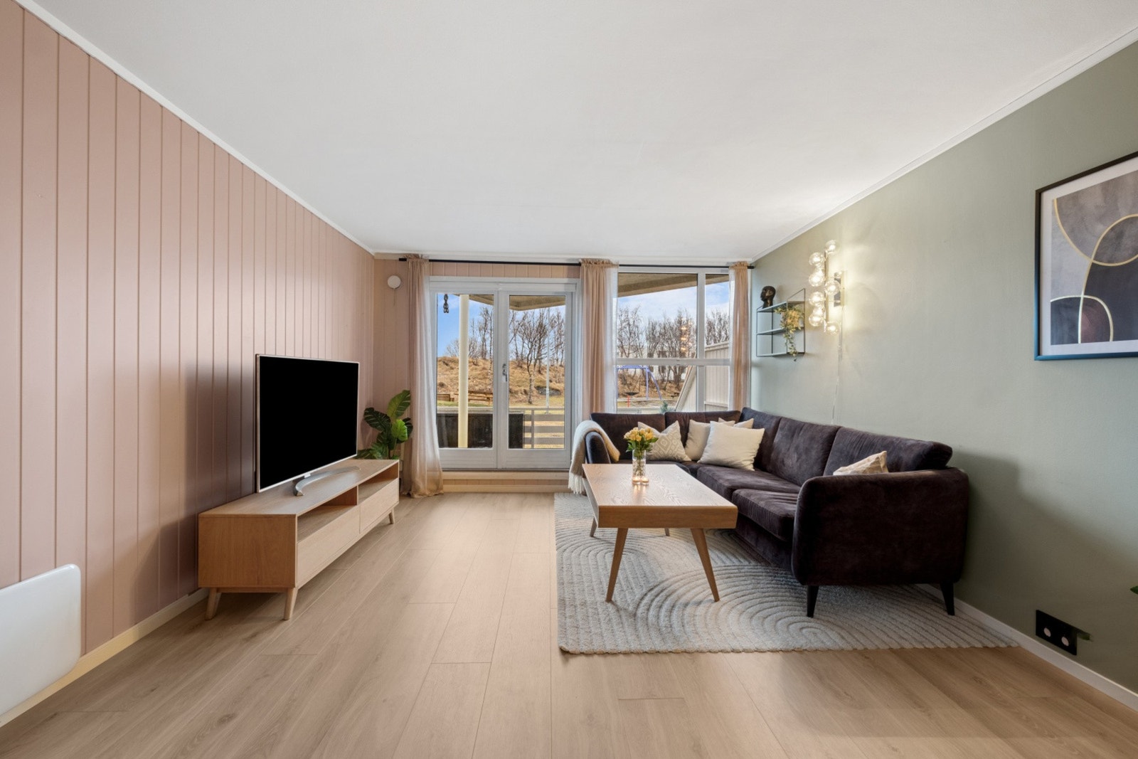 Utgang til en herlig veranda fra stueldelen. Galleribilde