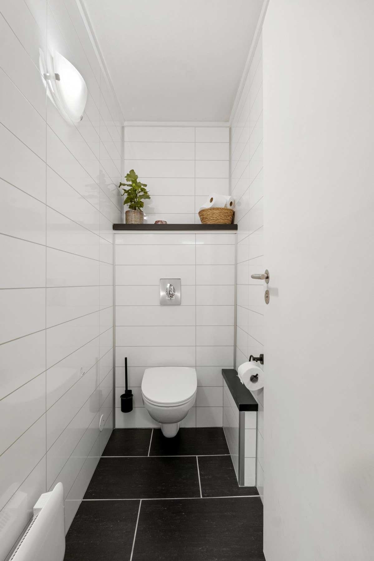 Wc-rommet har vegghengt toalett og samme moderne stil som badet, foruten gulvvarmen. Galleribilde