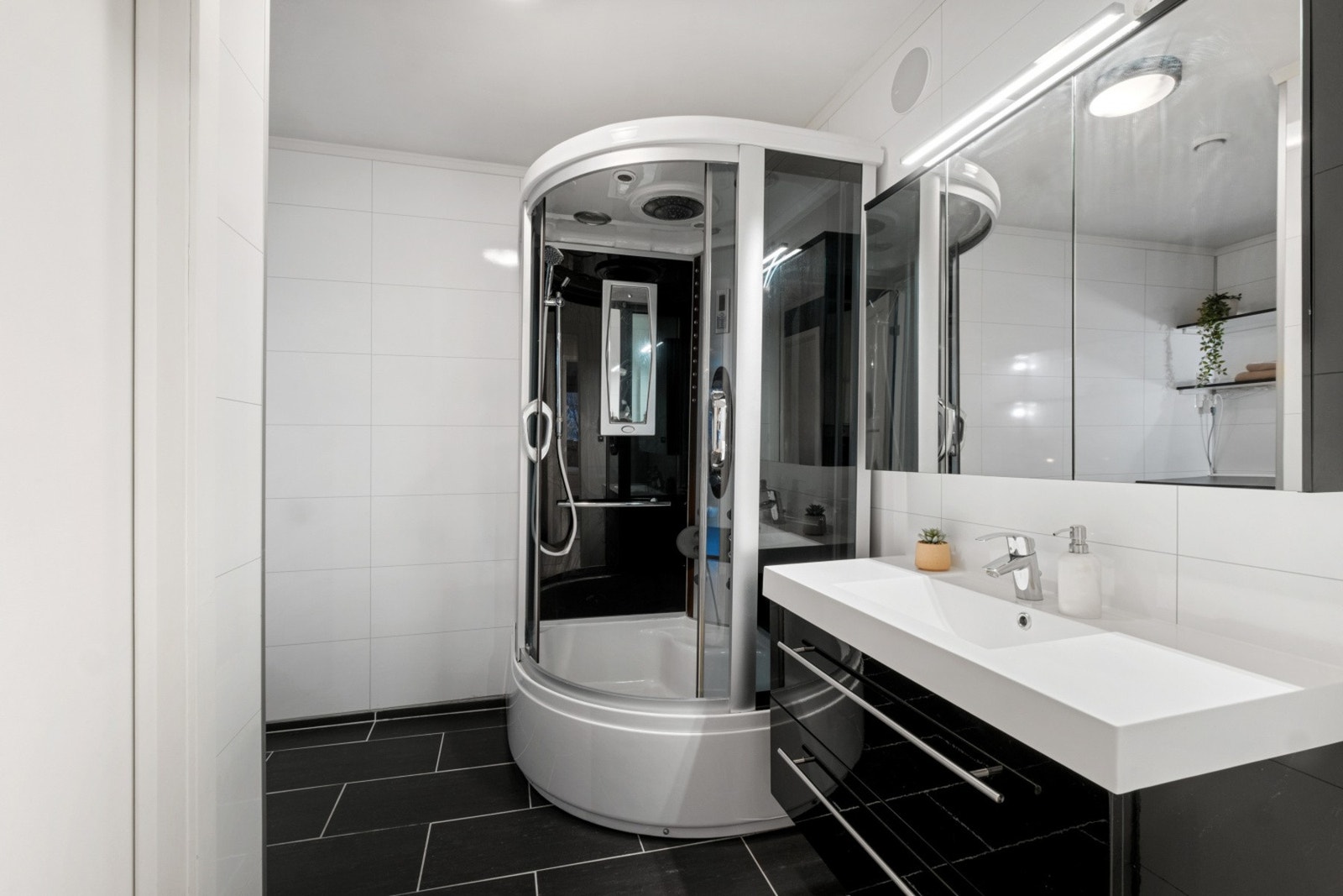 Leiligheten har et pent bad med vaskemulighet og et separat wc-rom med adkomst fra badet. Galleribilde