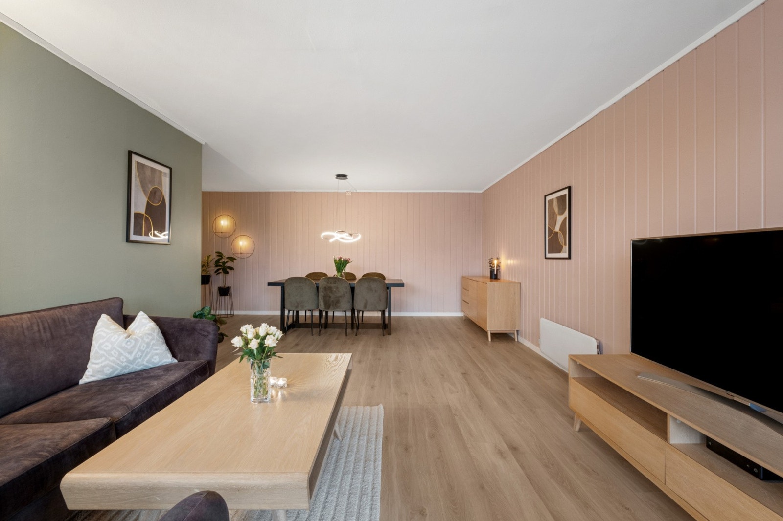 Stuen har nyere laminat på gulvet og lysmalte panelplater på veggene. Galleribilde