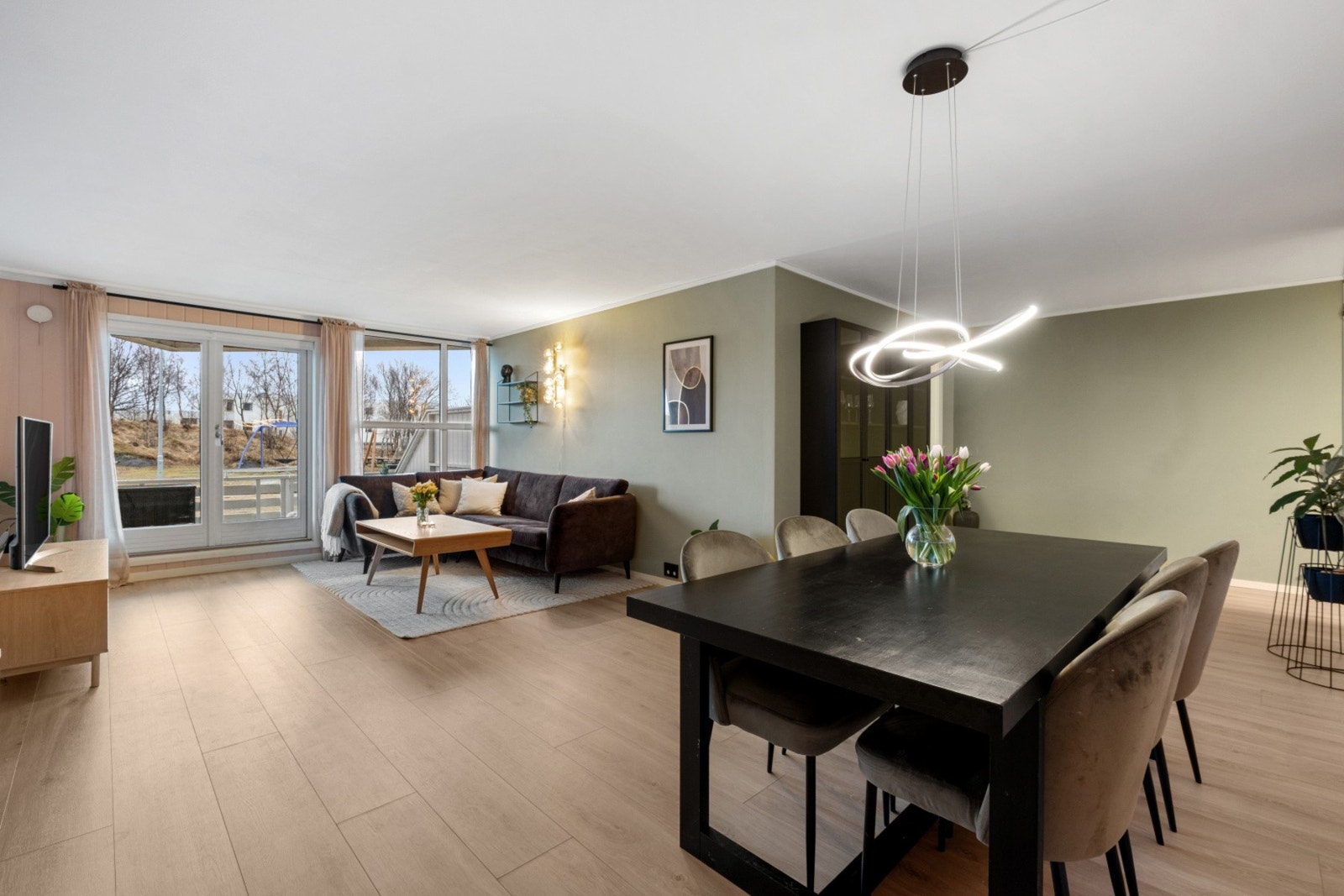 Veggene er malt i moderne farger. Galleribilde