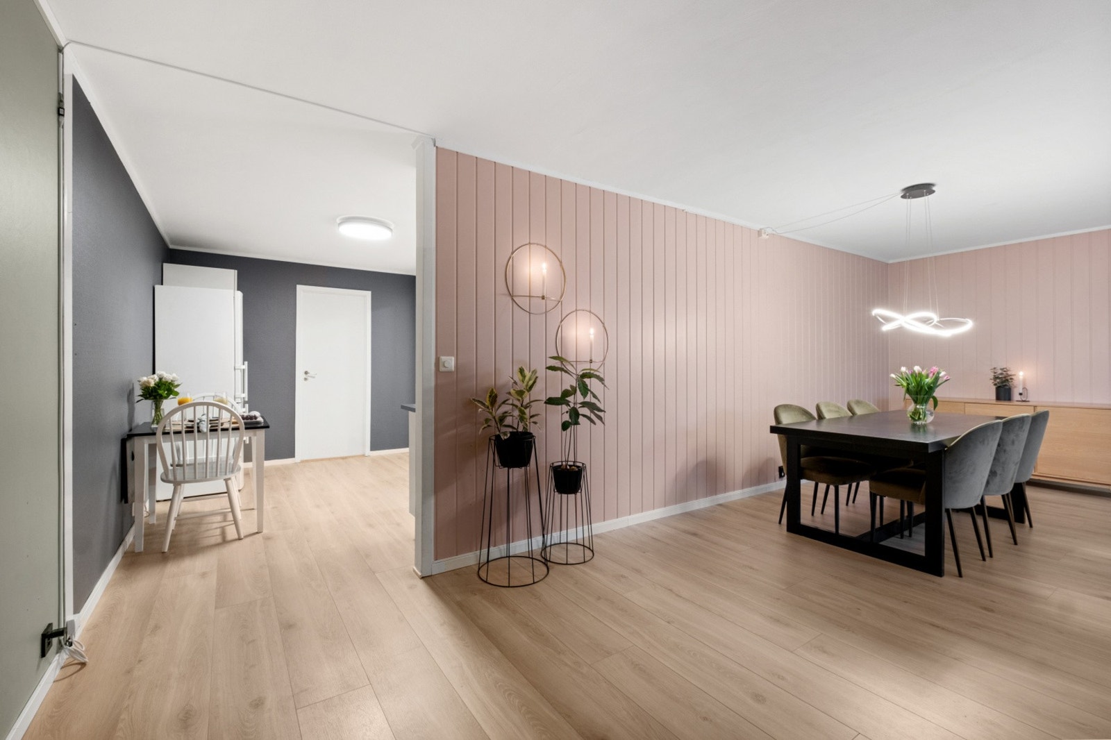 Kjøkkenet er plassert mellom stuen og soverom. Galleribilde