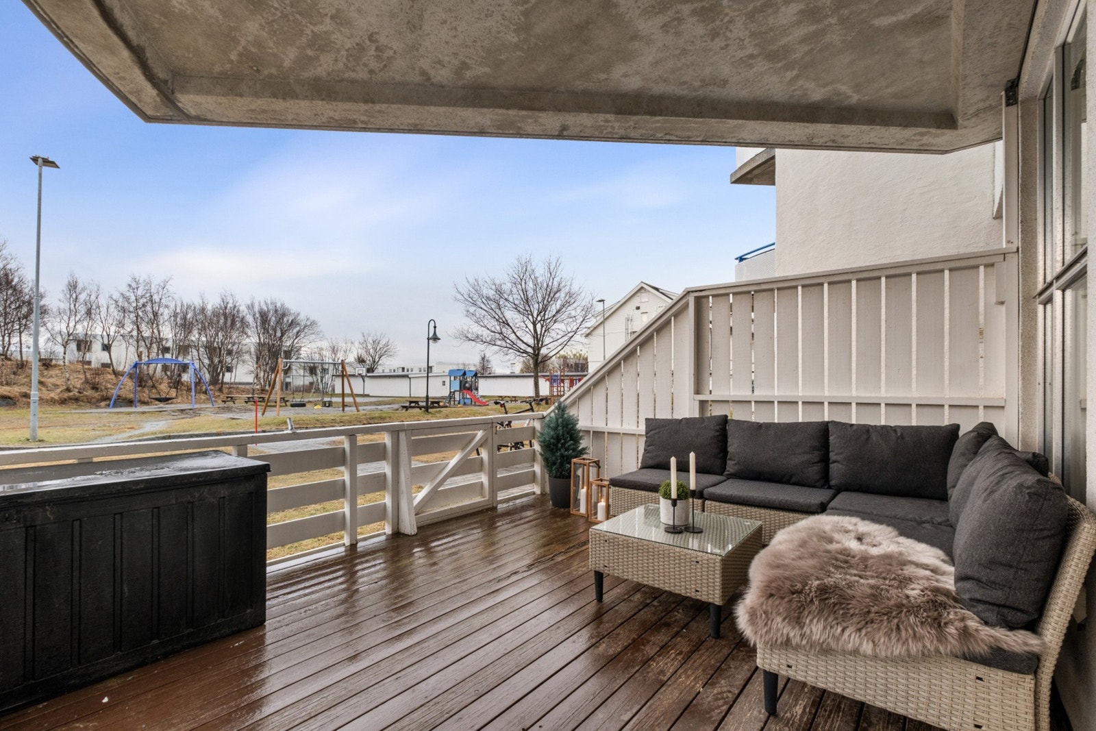 Leiligheten ligger i et rolig og barnevennlig område rundt 3 km sørøst for Bodø sentrum. Dette er stedet for deg som ikke ønsker å måtte velge - eller velge bort. Her er du nabo med sjøen, samtidig som servicetilbudene kun er en kort gåtur unna. Galleribilde