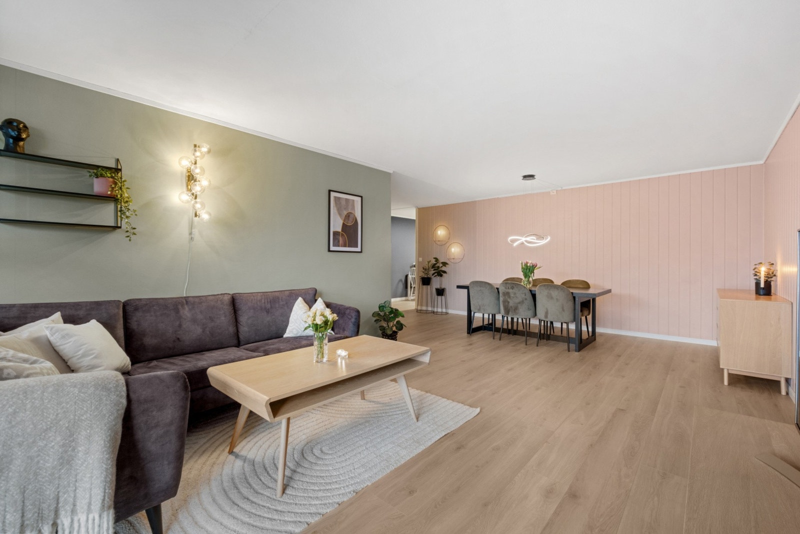 Mot inngangen til kjøkkenet er det plass til større møblement. Galleribilde