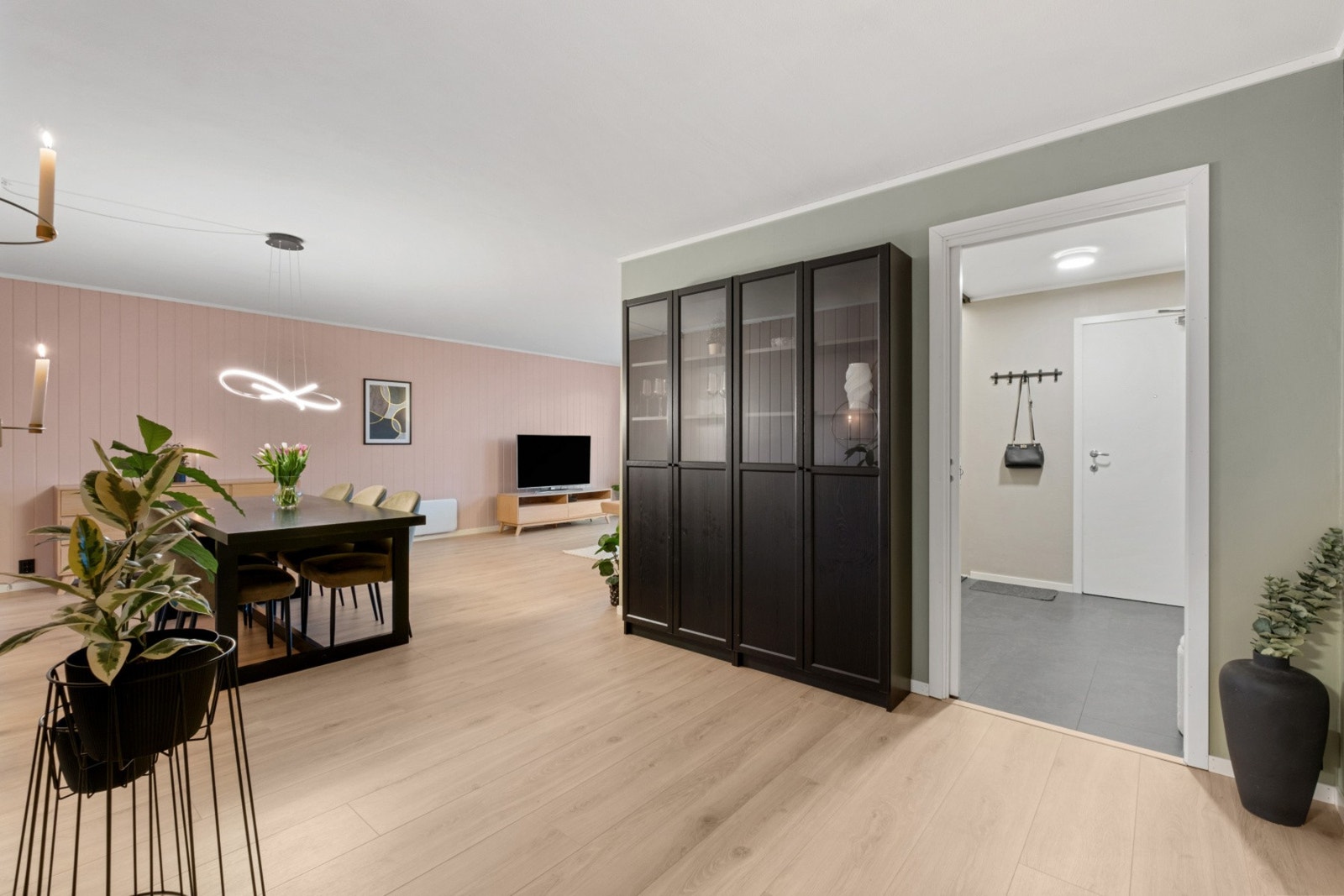 Stuen er lys og pen med vinduer som vender mot syd. Galleribilde