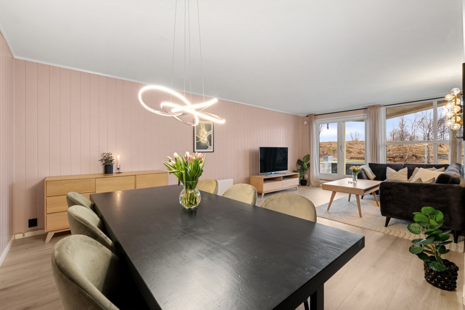 Vinduene slipper inn rikelig med naturlig lys. Galleribilde