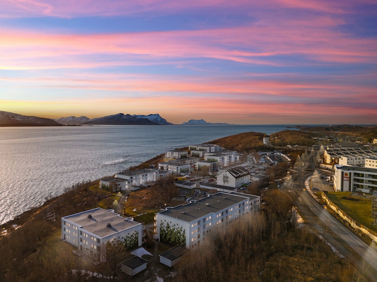 Leiligheten har en sydvendt terrasse med fint utsyn, samt en kjekk nordvendt luftebalkong. Borettslaget har et utpreget barnevennlige fellesområde, og ligger i havkanten med turveier forbi. Galleribilde