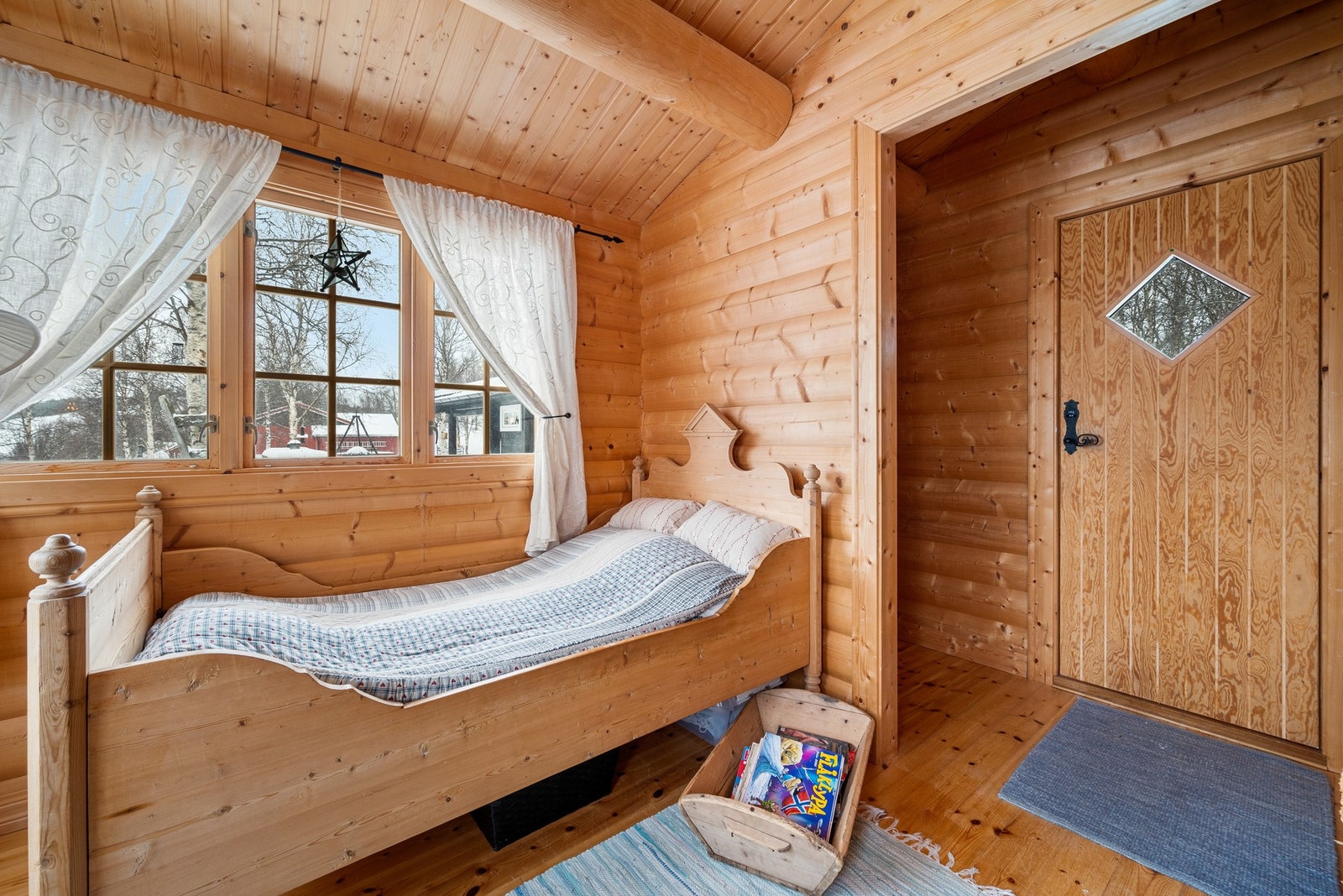 Det er etablert vedovn og innlagt strøm også her. Galleribilde