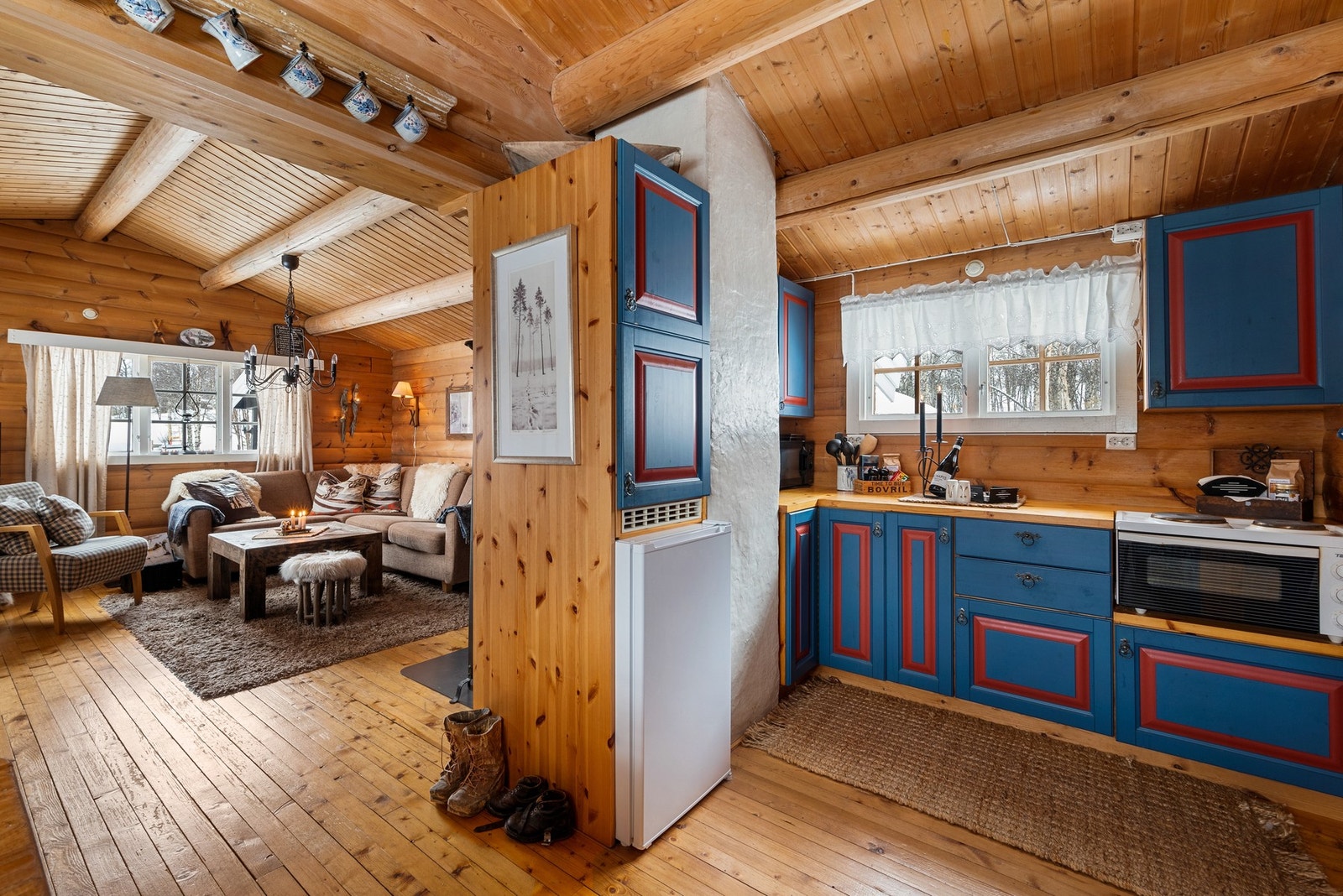 Kjøkkenet byr på innredning i tradisjonell stil med benkeplate i tre. Galleribilde