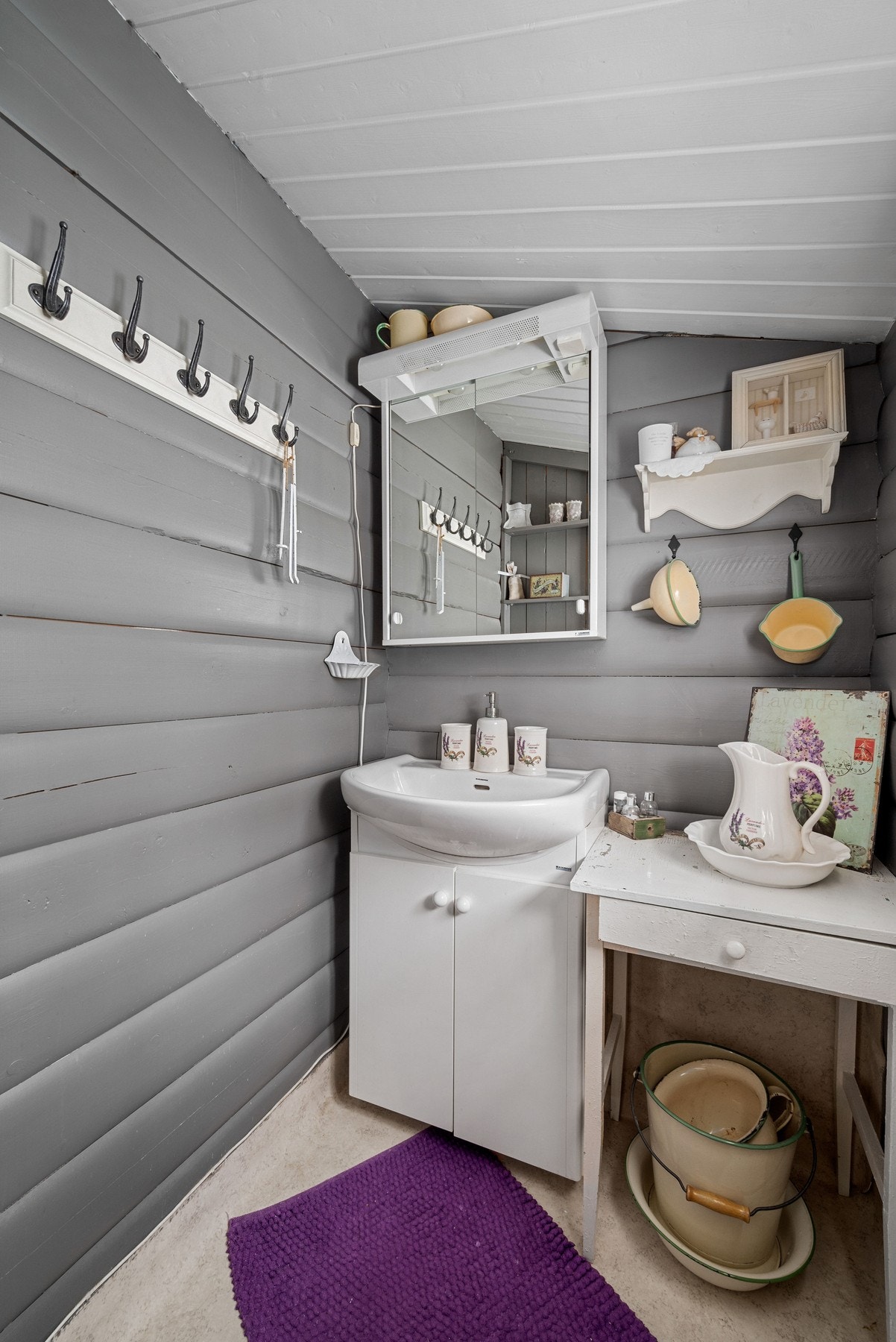 Det er også etablert et baderom med utslagsvask inne i hytta. Galleribilde