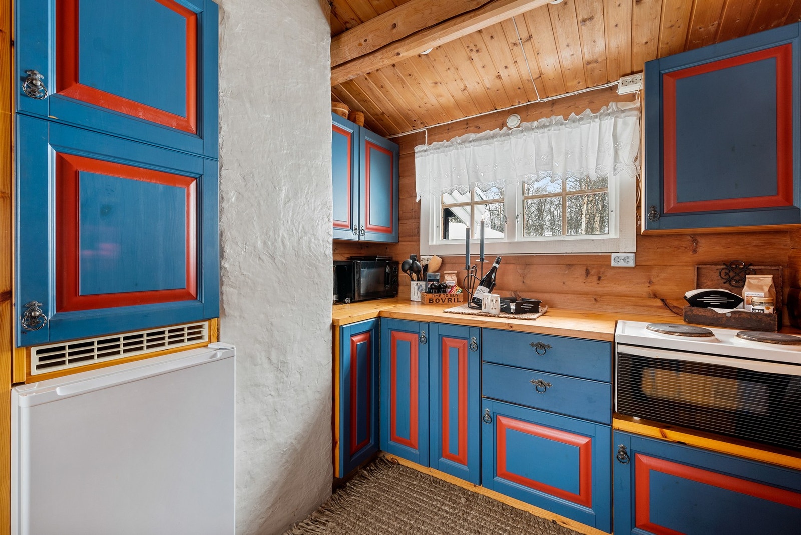 Kjøkkenet inneholder komfyr og kjøleskap. Galleribilde