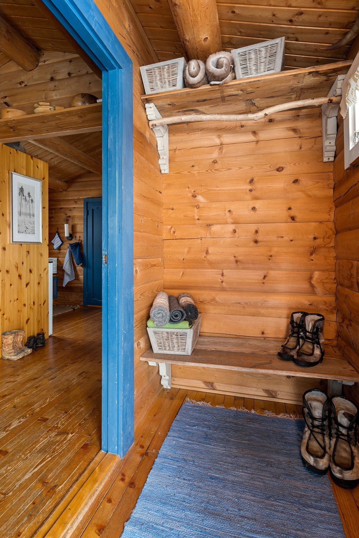 Romslig gang med god plass til ytterklær og sko. Galleribilde