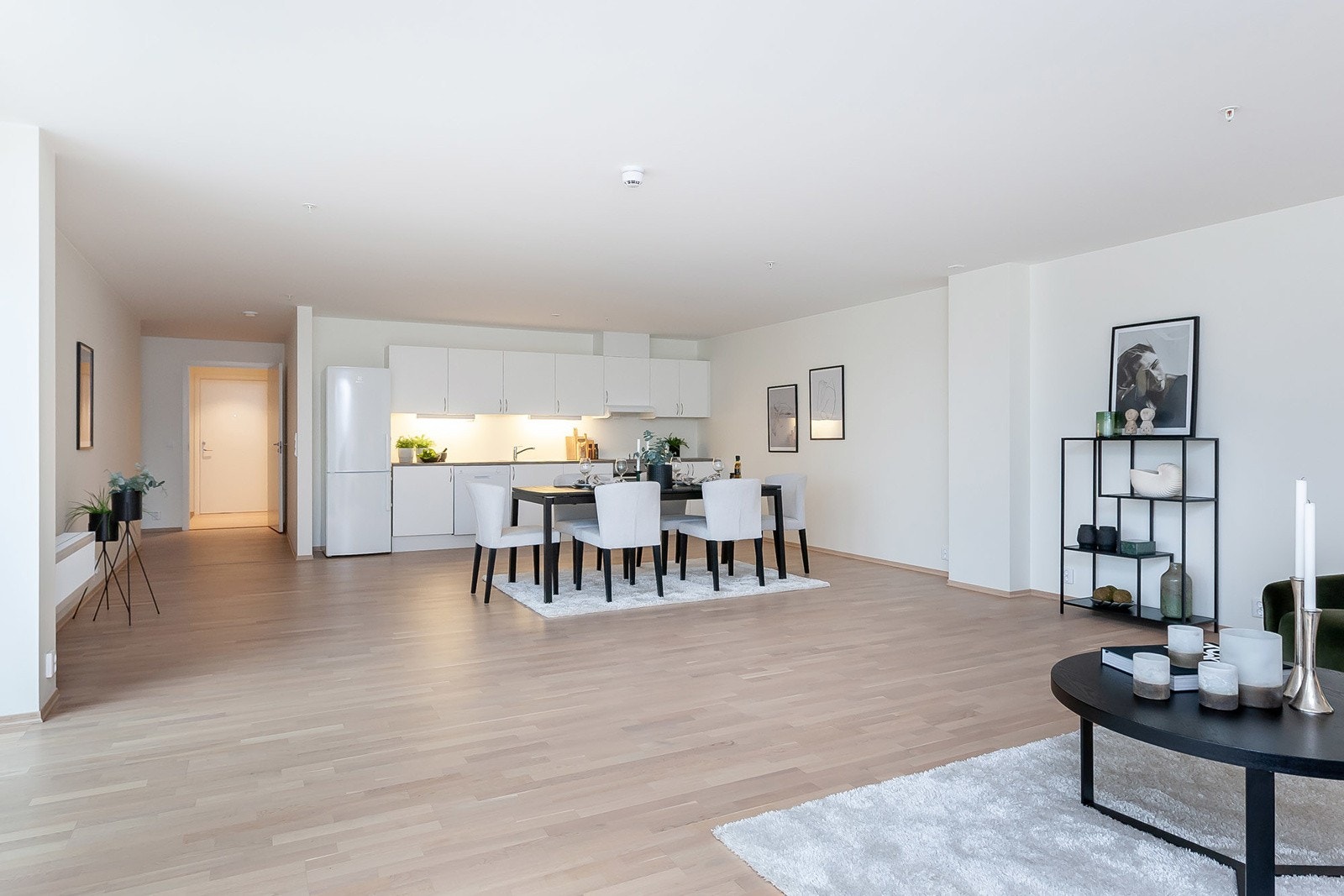 Åpen løsning fra kjøkken til stue Galleribilde