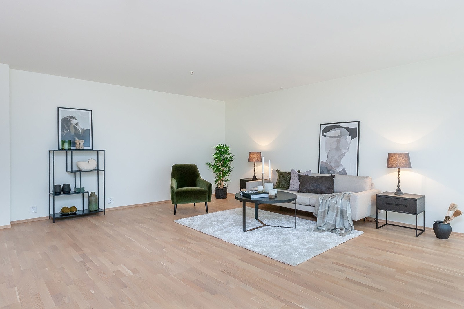 Romslig og lys stue Galleribilde