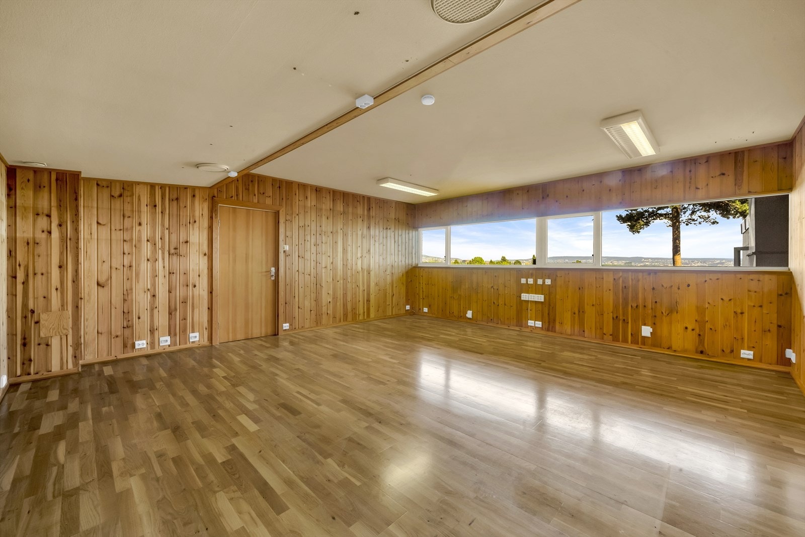 I u.etg er det en fleksibel planløsning. Det er innredet med to store kontorer/soverom på henholdsvis 32,7m² og 26,5m². Galleribilde