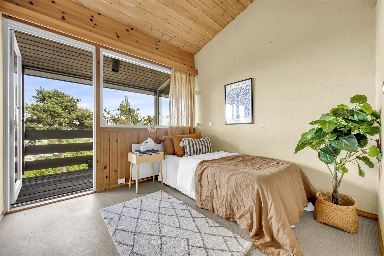 Det er totalt fire soverom i boligen. Alle fire har utgang til balkongen, god takhøyde og store vinduer med flott utsikt. Galleribilde