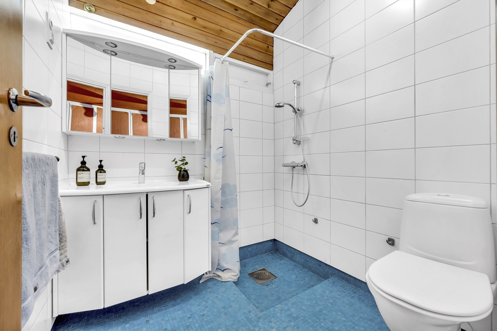 Baderom 2 - Baderommet ble overflateoppusset/flislagt og oppgradert med sanitærutstyr i 2008 og det ble lagt våtromsplater på vegger. Det er originale hovedkonstruksjoner deriblant sluk. Det anbefales rehabilitering av baderommet inkludert røropplegg. Galleribilde