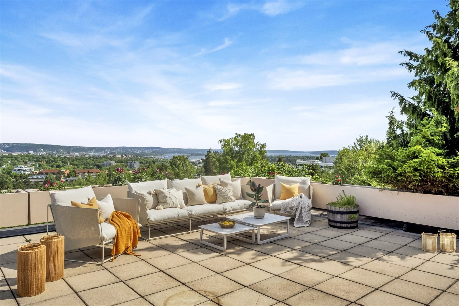 Meget romslig enebolig med en terrasse på ca. 100m² med herlige solforhold og sjøutsikt. Alt dette i et rolig og attraktiv nabolag. Galleribilde