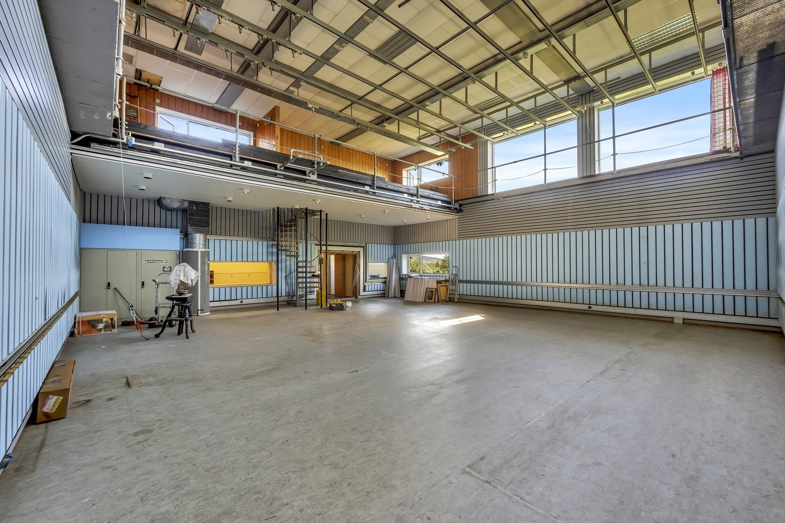 Meget romslig rom på ca. 131 kvm. Store vinduer og en imponerende takhøyde. Rommet blir beregnet som S-rom men inngår i BRA-I etter dagens regler. Galleribilde