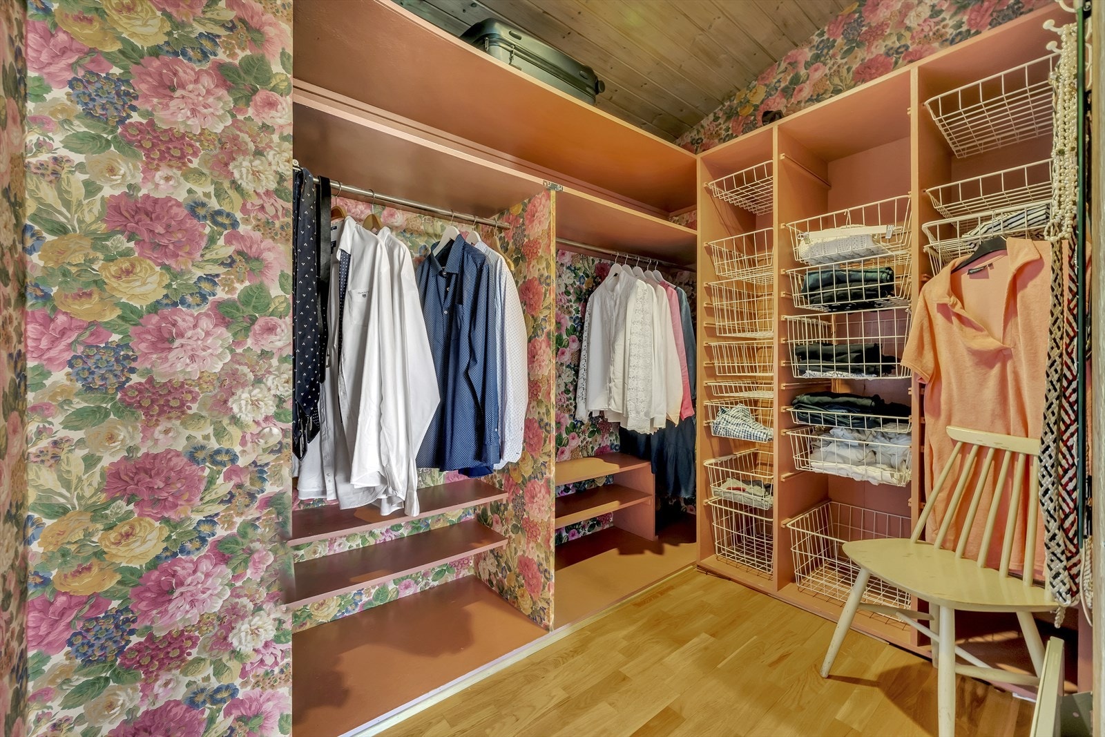 Walk-in garderobe i tilknytning til master bedroom med tilgang til baderommet. Galleribilde