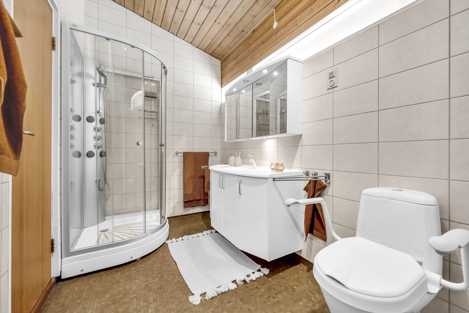 Hovedbadet - Baderommet ble overflateoppusset/flislagt og oppgradert med sanitærutstyr i 2008 og det ble lagt våtromsplater på vegger. Det er originale hovedkonstruksjoner deriblant sluk. Det anbefales rehabilitering av baderommet inkludert røropplegg. Galleribilde