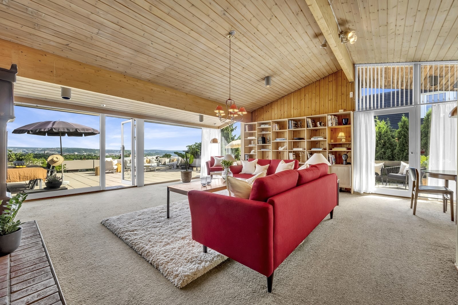 Lekker og luftig stue med store vindusflater og generøs takhøyde. Galleribilde