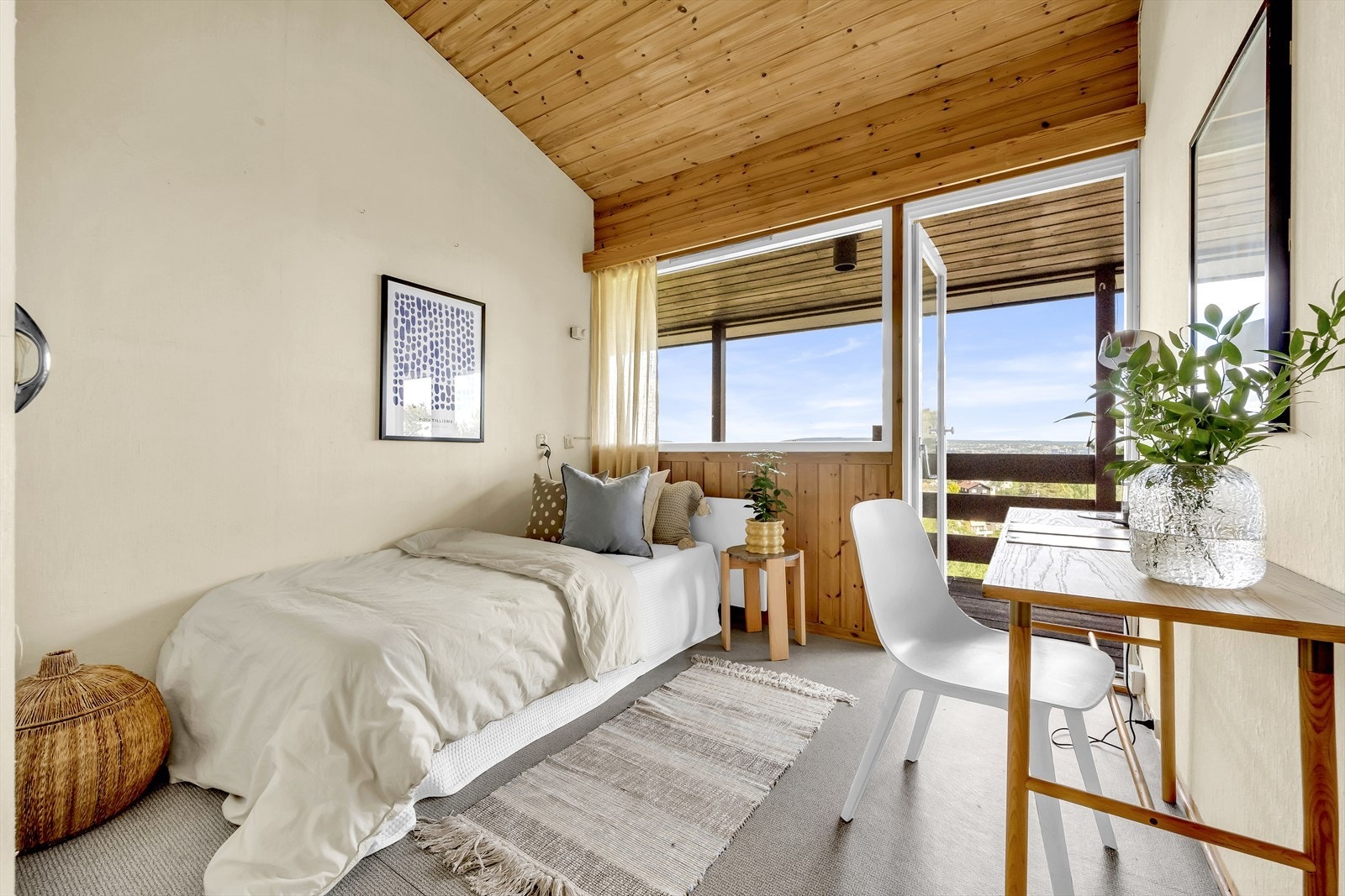 Det er totalt fire soverom i boligen. Alle fire har utgang til balkongen, god takhøyde og store vinduer med flott utsikt. Galleribilde