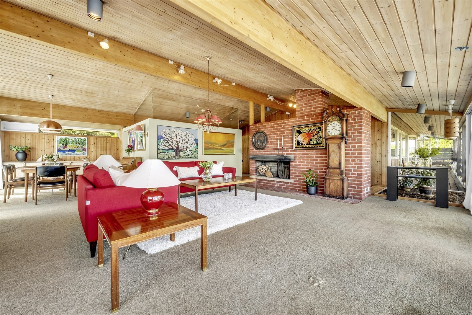 Stuen og spisestuen er i åpen løsning som gir gode muligheter for møblering. Galleribilde