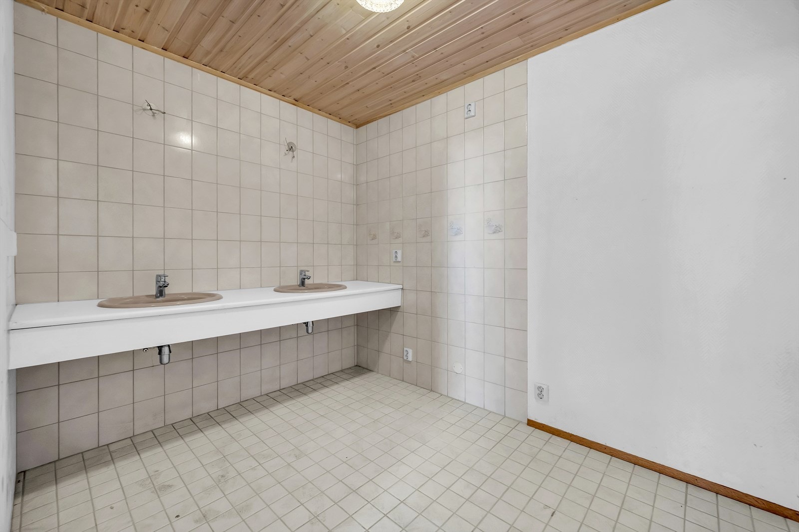 Omkledningsrom 1 i underkjeller. Galleribilde