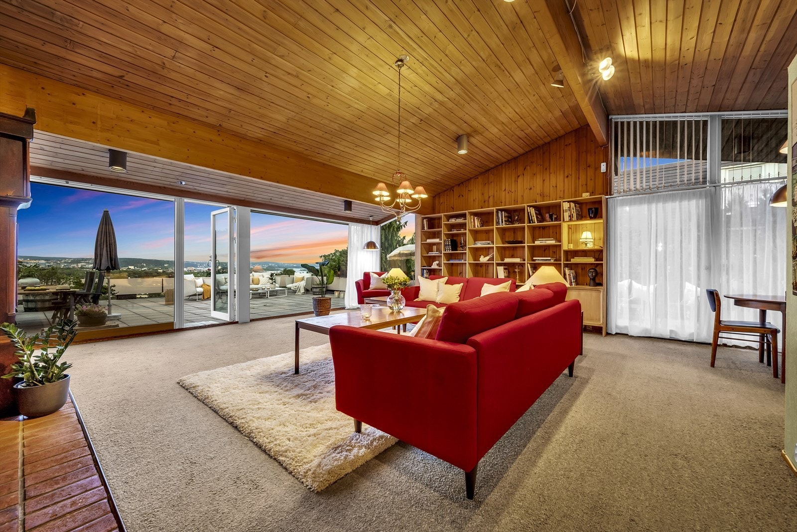 Boligen strekker seg over tre plan med tot. 747 m² i BRA-i. I tillegg er det 28m² BRA-e og 120m² terrasse/balkong (TBA). Galleribilde