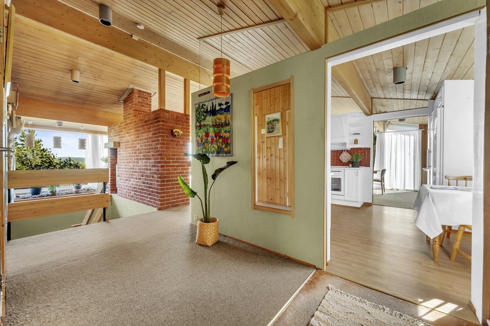 Fra vindfang/entré mot kjøkken og gang. Galleribilde