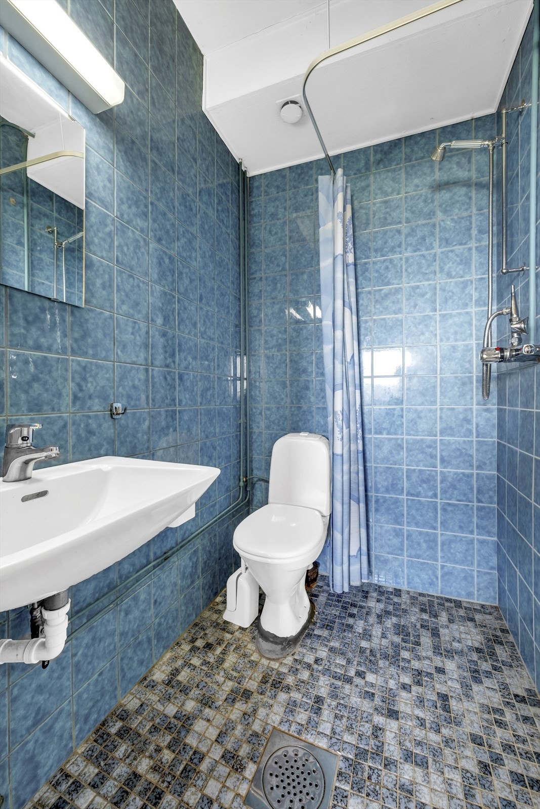 Baderom i tilknytning til kontor i u.etg. Takstmannen opplyser: Våtrommet må totalrenoveres. Alle forhold med tettesjikt, våtsone, sluk m.m. må dokumenteres. Protimeter fuktapparat gjorde utslag langs sokkel i kjeller. Galleribilde