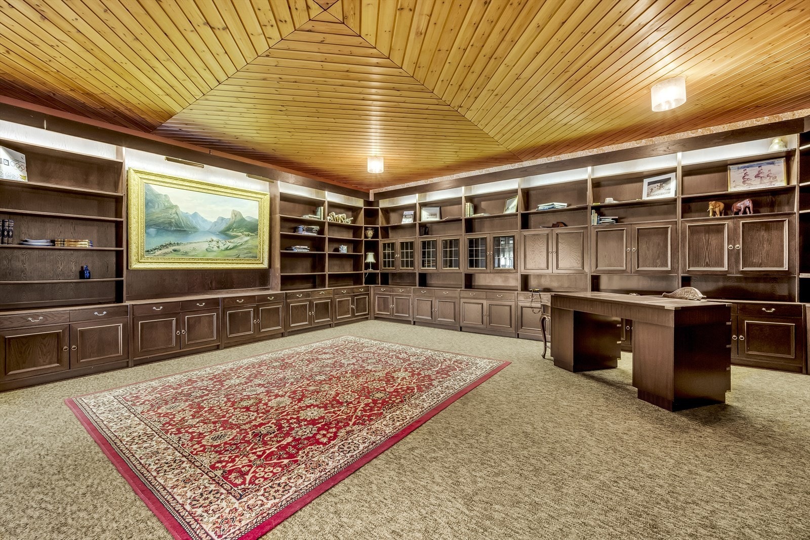 Bibliotek / Peisestue. Flott rom med panel i tak, veggteppe på gulvet og god plass for innredning. Fastmonterte hyller medfølger. Galleribilde