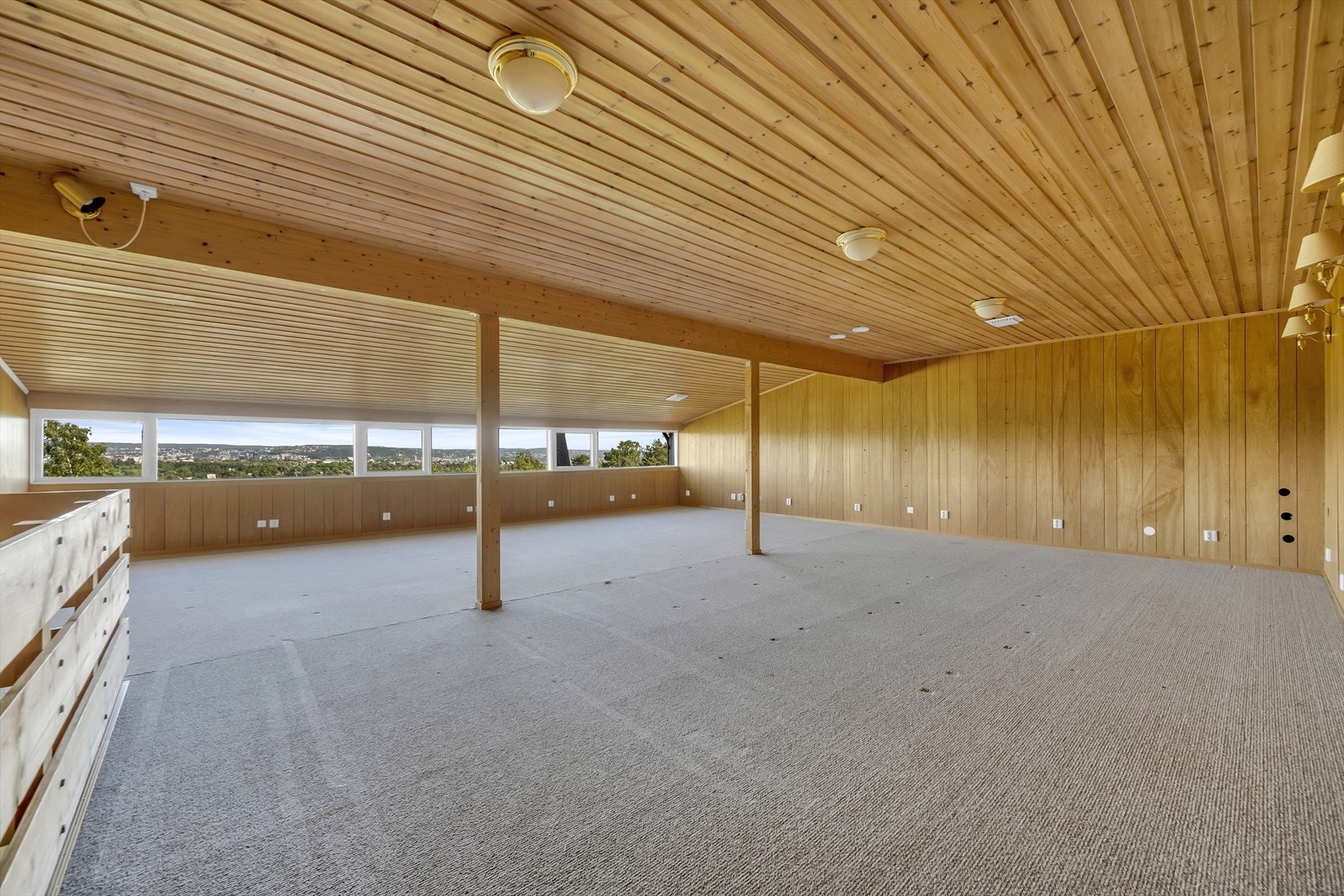 Med trappen opp forværelset i underkjeller kommer man opp til et flott rom betegnes som bibliotek i plantegningen. Rommet betegnes som P-rom. Galleribilde