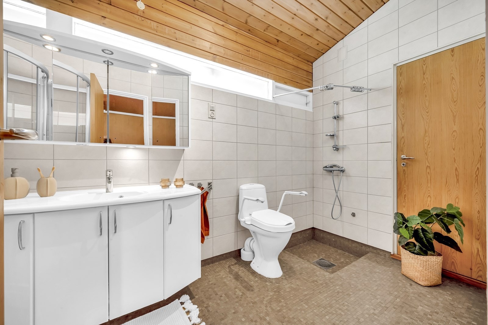 Hovedbadet - Flislagt baderom med dør til walk-in garderobe og tilgang via gangen. Galleribilde