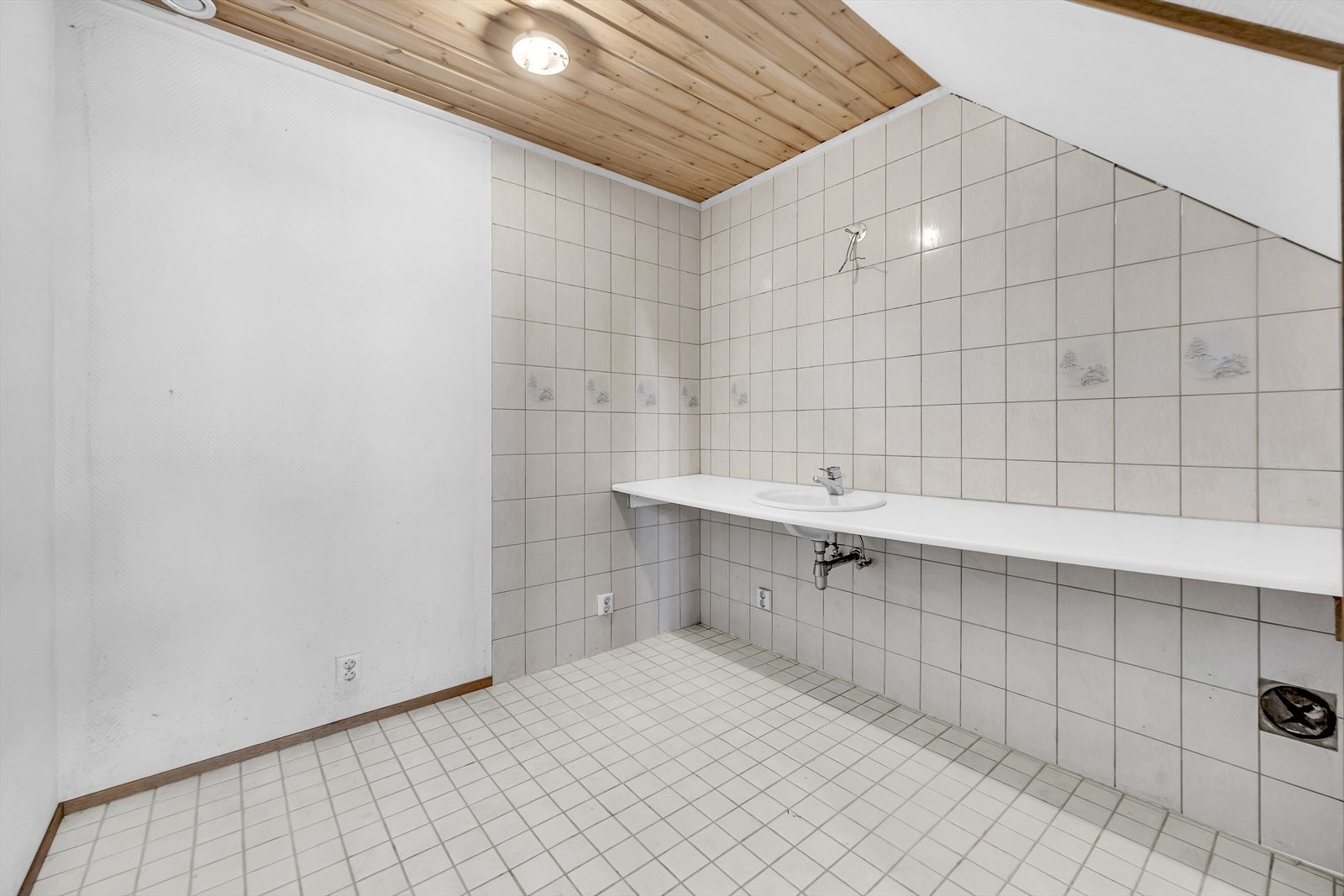 Omkledningsrom 2 i underkjeller. Galleribilde