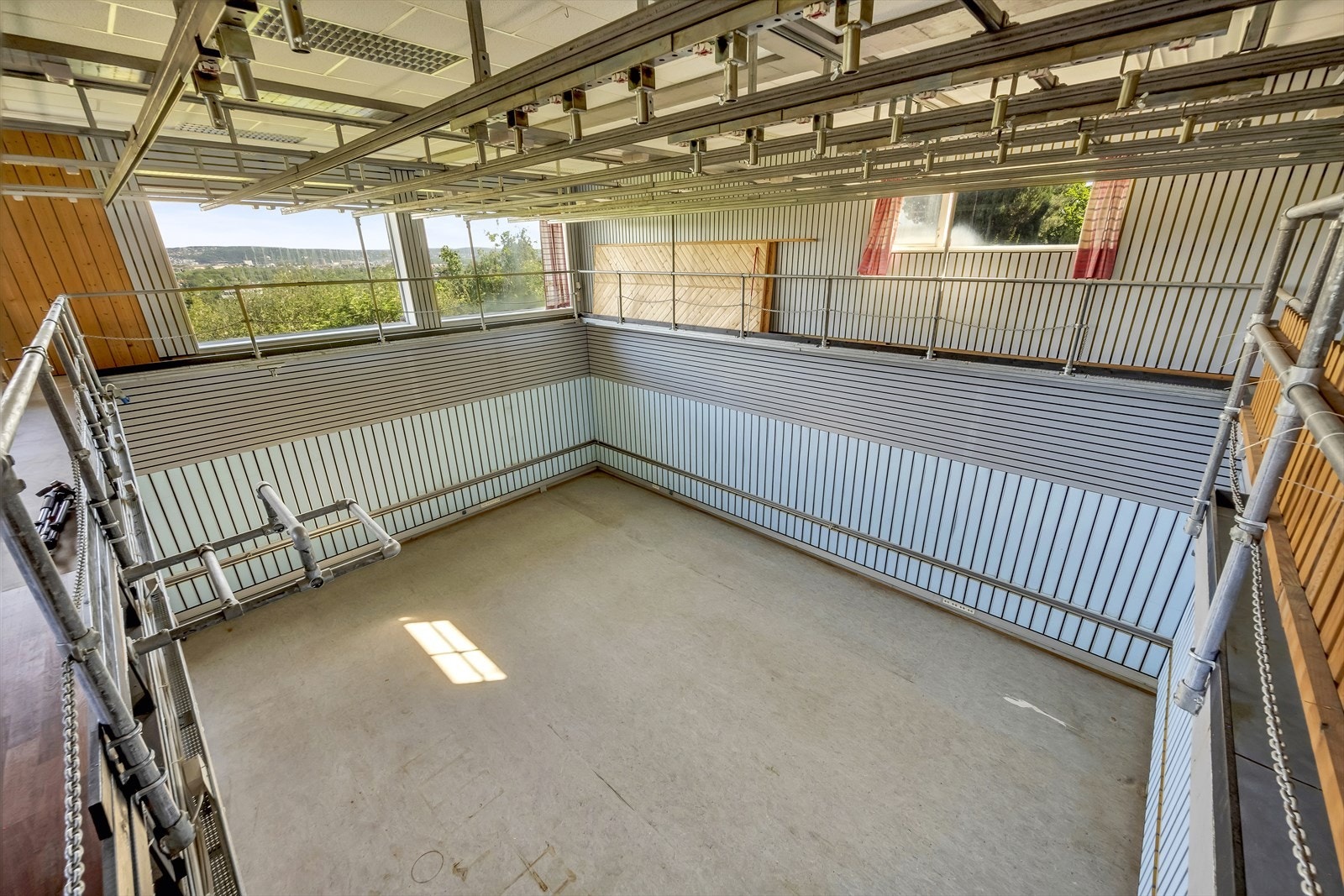 Rommet er betegnet som lager i pantegningen. I byggetegningene var rommet søkt om bassengområde/spa avdeling. Det er mulig å sette opp en drager og bygge gulv slik at man får full gulvflate i denne etasjen. Galleribilde