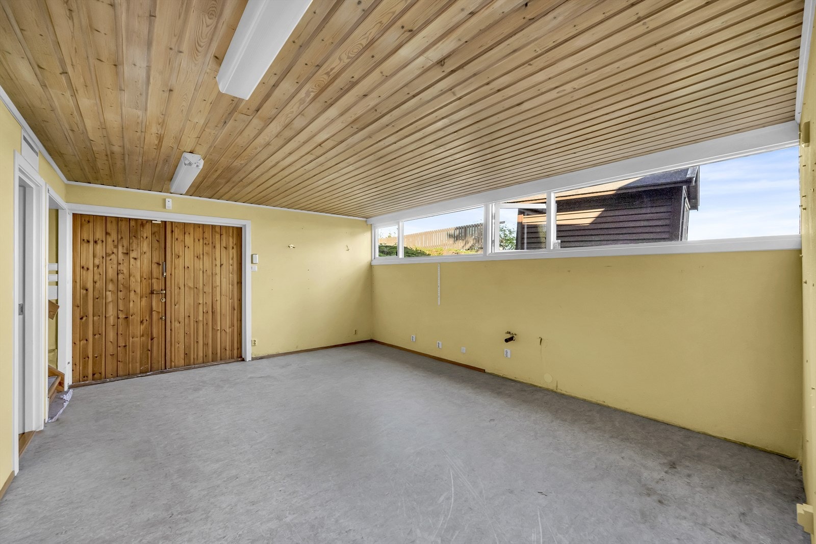 Stort forværelse innenfor "bassengrommet". Rommet blir betegnet som P-roms i tilstandsrapporten. Fra forværelse er det direkte utgang til hage, tilgang til to boder, to omkledningsrom og et bad. Det er også trapp opp til loft/bibliotek 2. Galleribilde