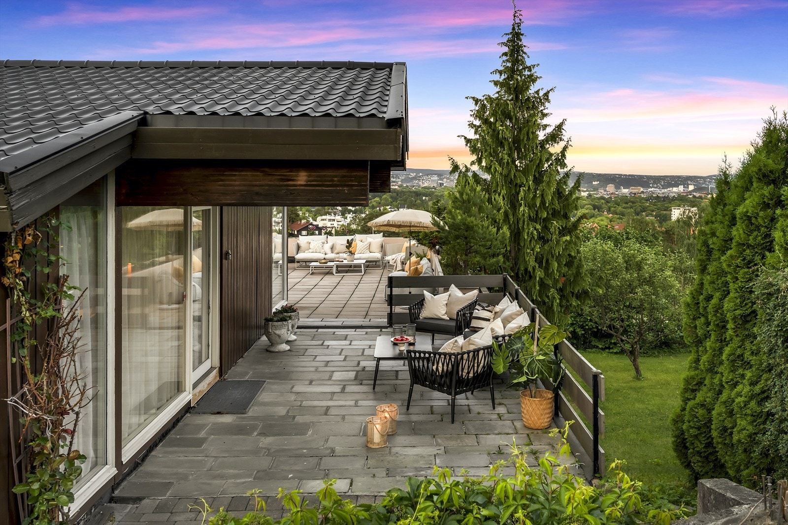 Uteplassen med inngang til spisestuen Galleribilde