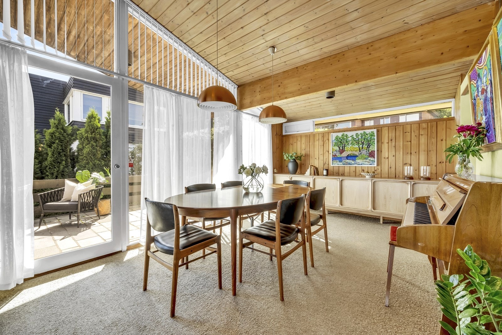 Spisestuen i tilknyttning til stuen. Det er egen inngang til kjøkkenet og egen utgang til uteplassen på utsiden. Galleribilde