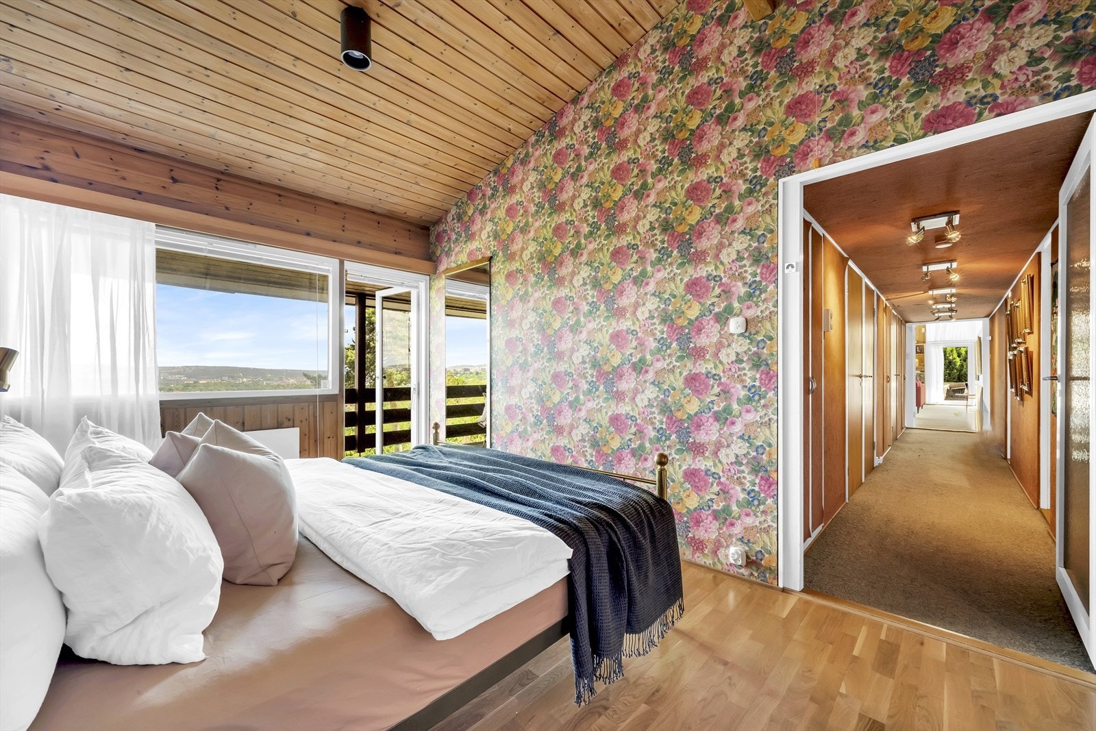 I enden av soveromsavdelingen så finner man master bedroom. Her er det god plass for dobbeltseng med tilhørende nattbord, god takhøyde og tilgang til walk-in garderobe samt utgang til balkongen. Galleribilde