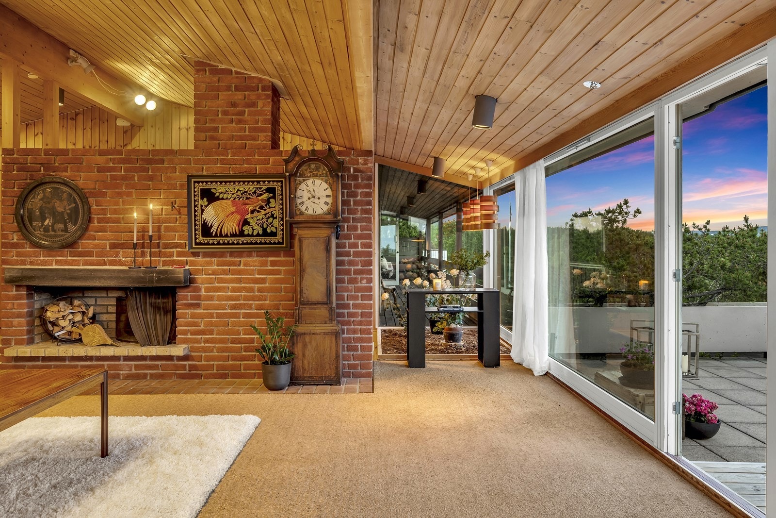 Murt peis og frittstående parafinovn (på baksiden). Peis og parafinovn fungerer fint - opplyst av eier. Galleribilde