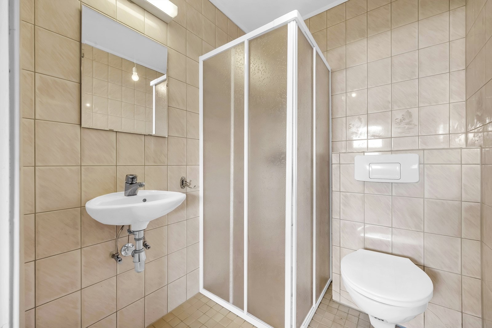 Bad i underkjeller. Baderommet ble bygget på 1990-tallet. Baderommet er lite brukt opp gjennom årene. Våtrommet må oppgraderes for å tåle normal bruk etter dagens krav. Galleribilde