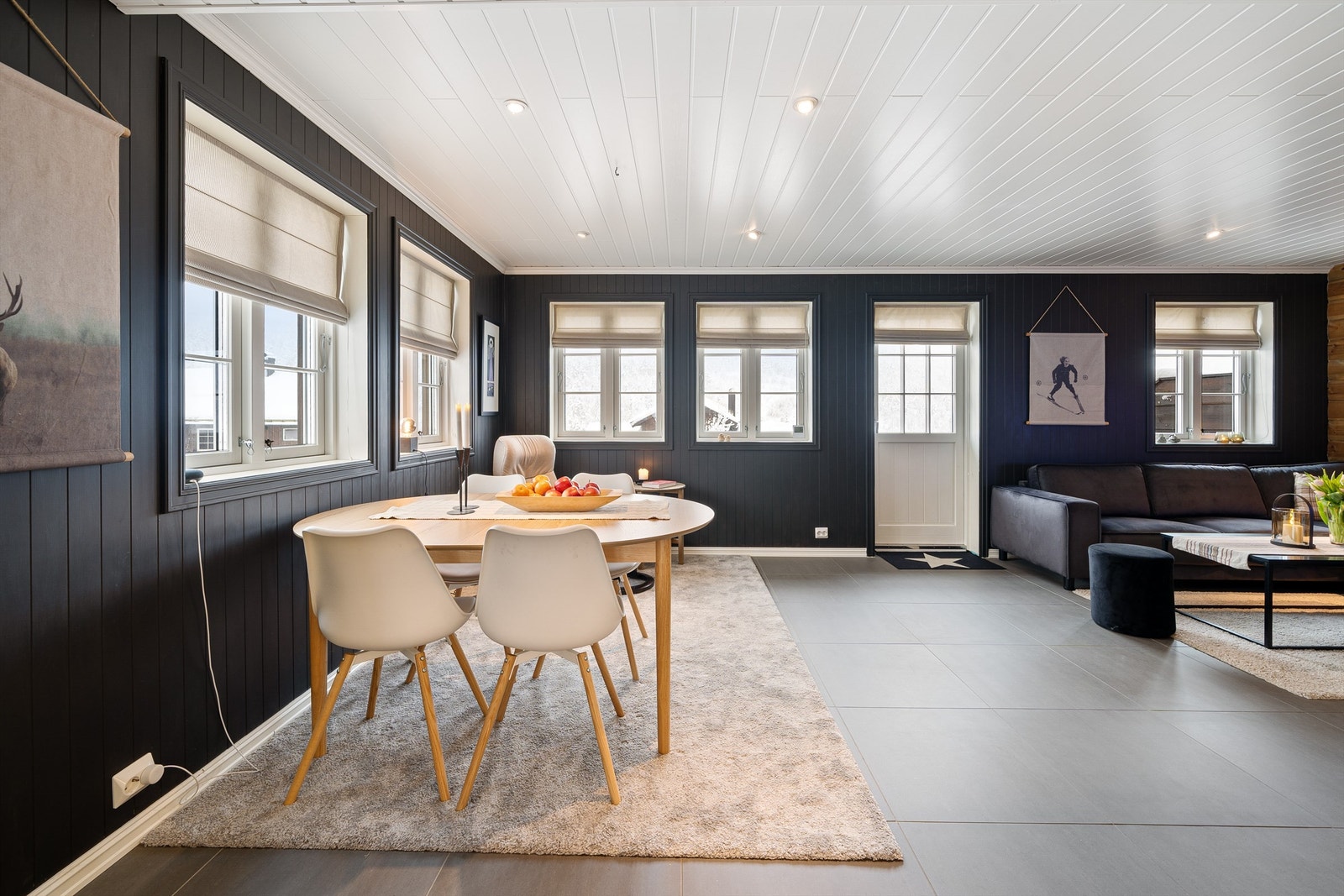 Fra kjøkkenet med spiseplass og stue. Utgang solrik terrrasse. Galleribilde