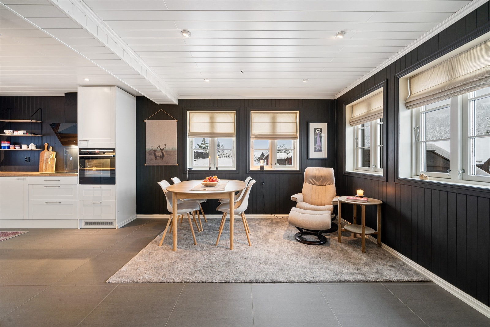 Fra stue mot kjøkken og spiseplass. Galleribilde