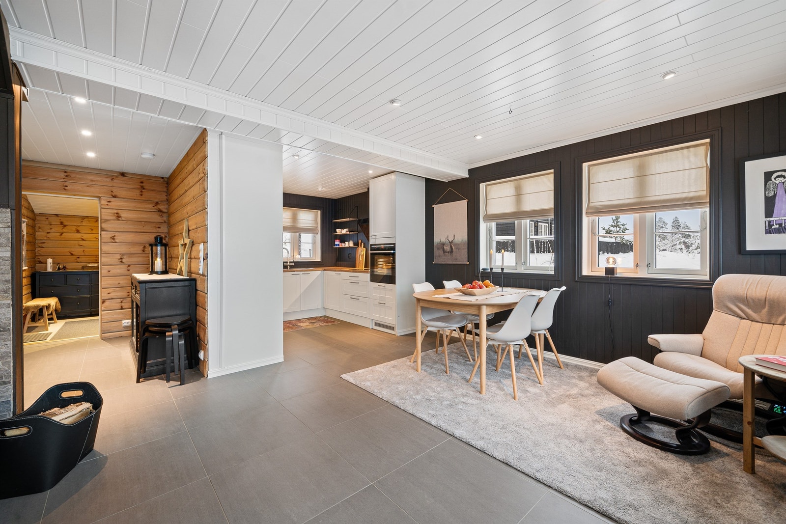 Kjøkken med spiseplass. Galleribilde