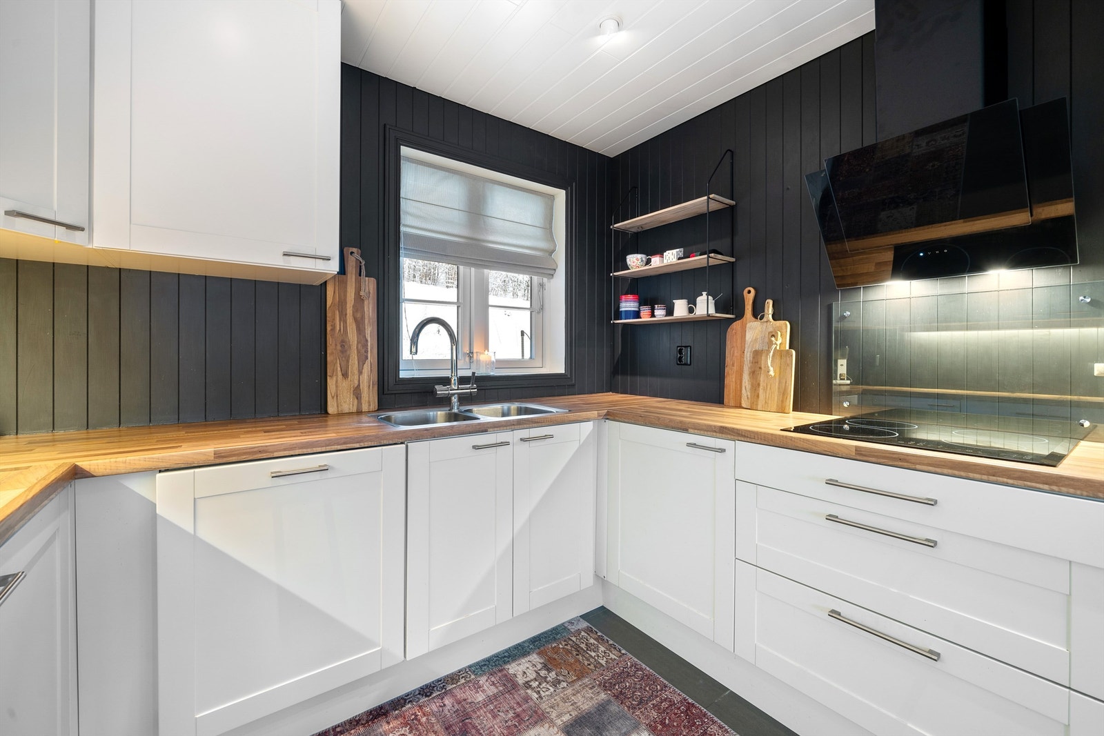 Praktisk kjøkken med integrerte hvitevarer. Galleribilde